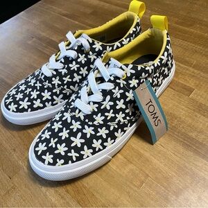 TOMS youth Black Sun Daisies Y5. NWT